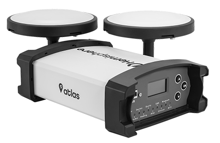 VECTOR™ VS1000 GNSSの画像 正面
VECTOR™ VS1000 GNSS 受信機の画像 白色ベースのボディに縁が黒色の受信機で円盤型のものが二つ付いています。